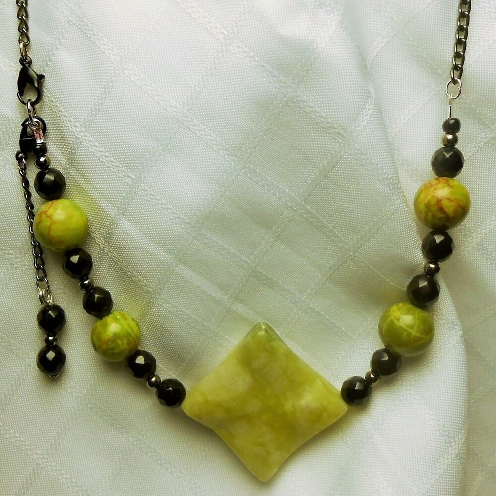 No19 Handmade jewelry set with polished stones: necklace and earrings